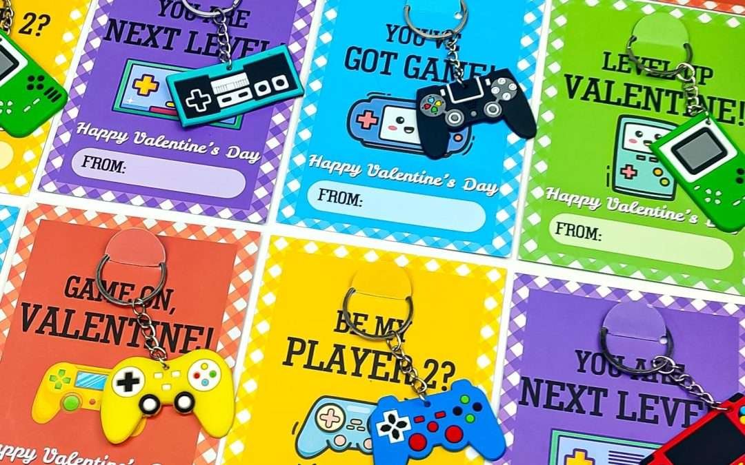 Valentines Day Gifts Cards for Kids Classroom, 30 Pack Video Games Keychains with Class Exchange Cards for Kids, Valentine Goodies Bag Stuffers School Party Favors Prizes Treats for Boys Girls